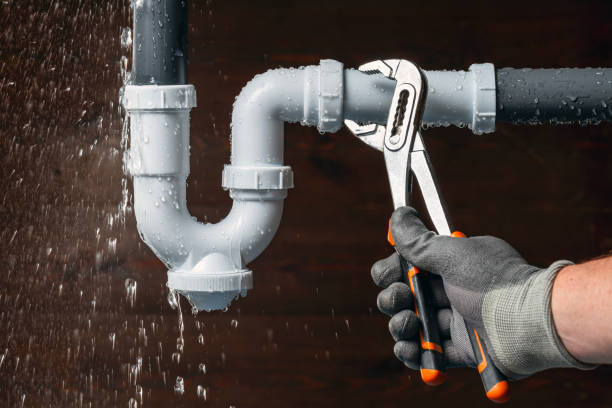 Professional Emergency Plumber technician working in Akron, OH